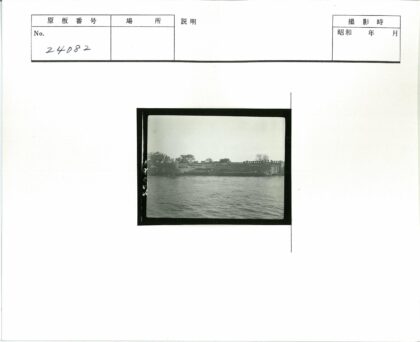宁静海岸建筑与绿树.jpg