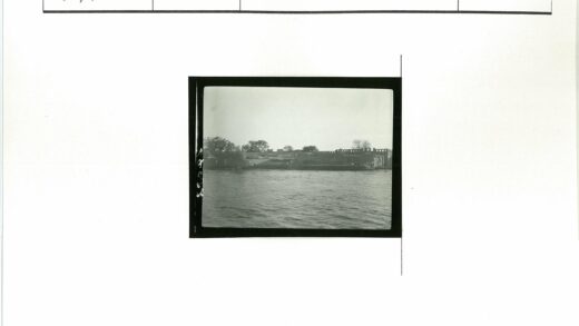 宁静海岸建筑与绿树.jpg