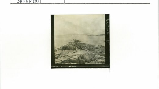 宁静海岸线与远山.jpg