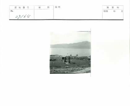 宁静海岸草地石屋帆船远山.jpg