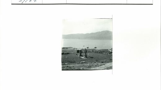 宁静海岸草地石屋帆船远山.jpg