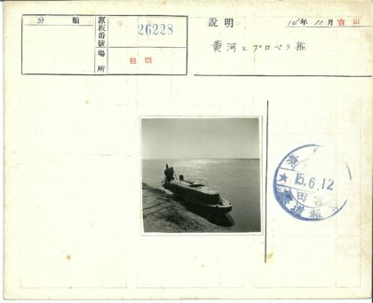 宁静海滨停船与草地风光.jpg