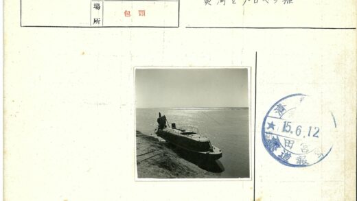 宁静海滨停船与草地风光.jpg