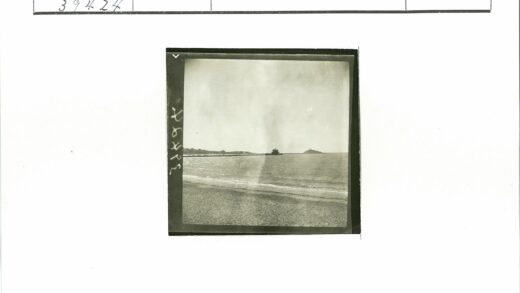 宁静海滩码头宝塔远岛风光.jpg