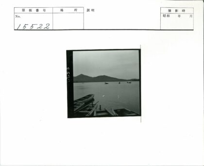 宁静湖山三人泛舟.jpg