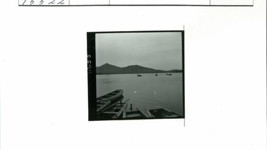 宁静湖山三人泛舟.jpg