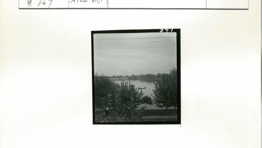 宁静湖景孤船与树林.jpg