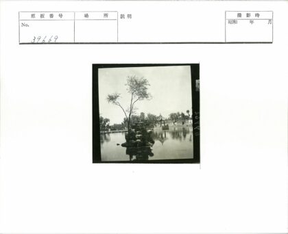 宁静湖景岩石岛凉亭.jpg