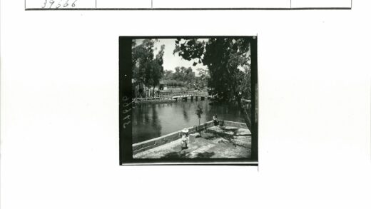 宁静湖畔人与木桥风景.jpg