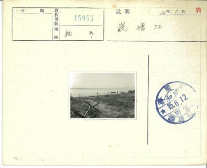 宁静湖畔小船与篱笆景观.jpg