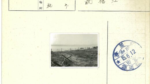 宁静湖畔小船与篱笆景观.jpg