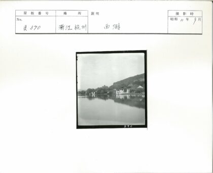 宁静湖畔山景与建筑.jpg