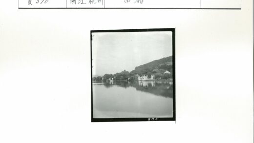 宁静湖畔山景与建筑.jpg