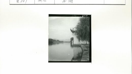 宁静湖畔映山色.jpg