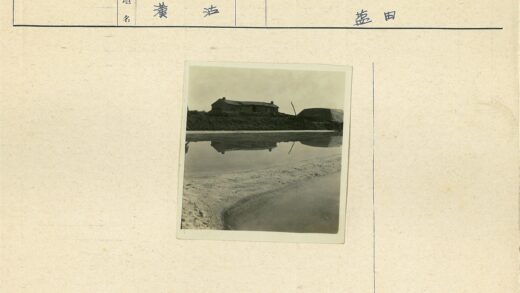 宁静湖畔木屋与土堆倒影.jpg