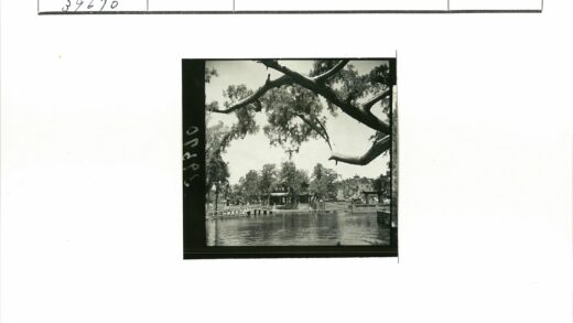 宁静湖畔木桥与古建筑.jpg
