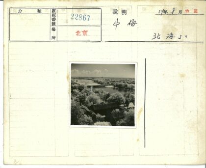 宁静湖畔森林与建筑景观.jpg