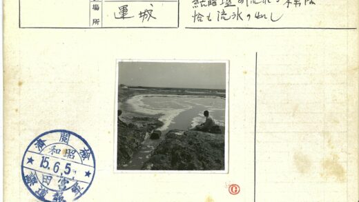 宁静湖畔的岩石风光.jpg