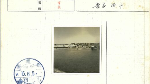 宁静湖边村庄风光.jpg