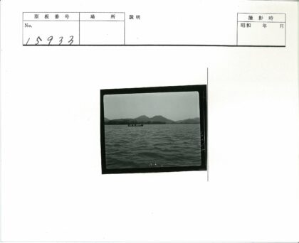 宁静湖面与远山船影.jpg