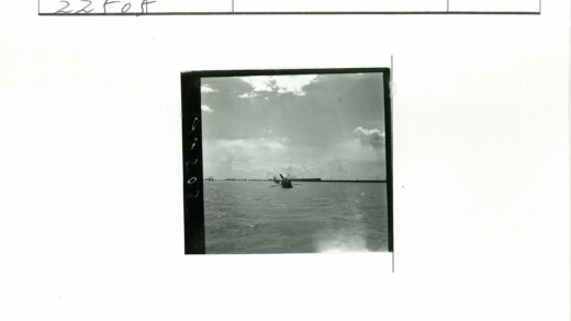 宁静湖面划桨远眺海岸.jpg