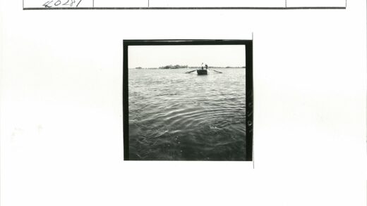 宁静湖面双人小舟.jpg