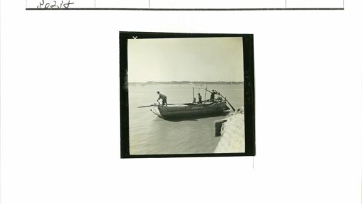 宁静湖面木船远眺海岸.jpg