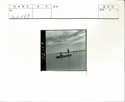 宁静湖面泛舟.jpg