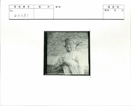 宁静砖墙旁人物雕像.jpg