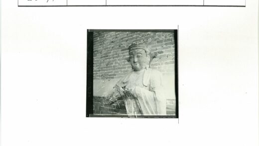 宁静砖墙旁人物雕像.jpg