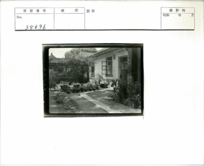 宁静花园与敞开窗户的住宅.jpg