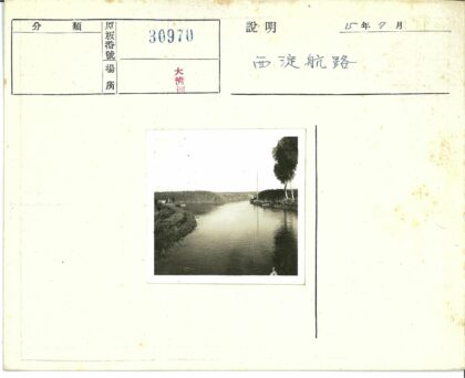 宁静草原河流与远树.jpg