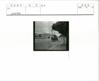 宁静街道马车行驶风景.jpg