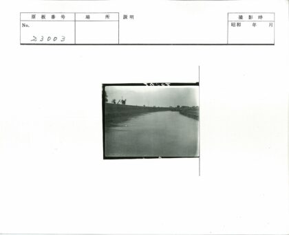 宁静运河与堤岸剪影.jpg