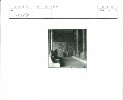 宏伟大厅中央雕像与艺术品展示.jpg