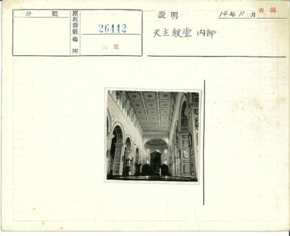 宏伟建筑内部拱门与精美天花板.jpg