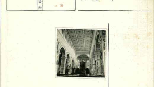 宏伟建筑内部拱门与精美天花板.jpg