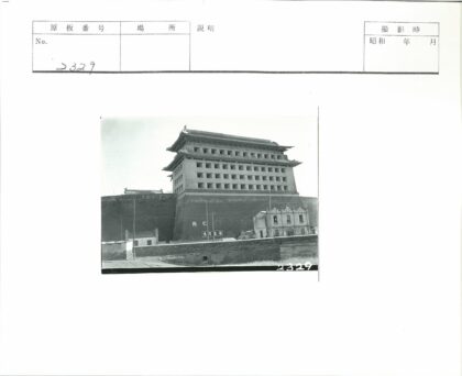 宏伟石墙上的华丽屋顶建筑.jpg