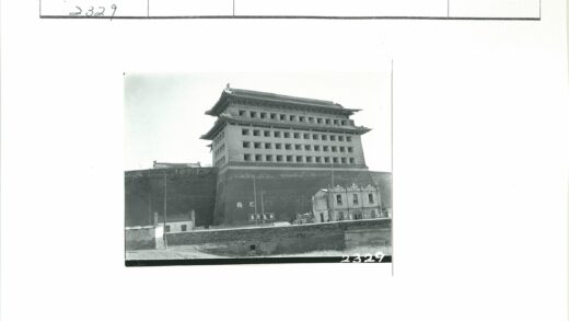 宏伟石墙上的华丽屋顶建筑.jpg