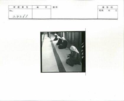 宗教仪式中的连帽长袍信徒.jpg