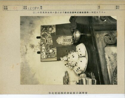 宗教仪式物品与雕刻木桌.jpg