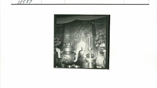 宗教祭坛金属仪式物品与鲜花摆设.jpg