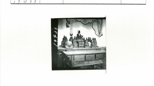 宗教雕像与窗帘背景.jpg