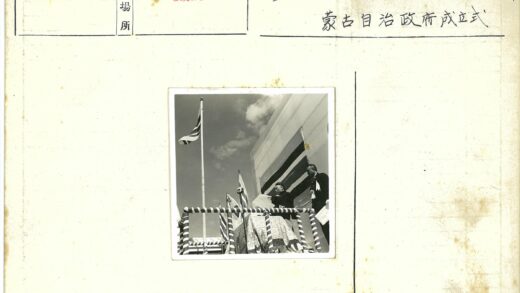 官员在政府大楼前签署文件.jpg
