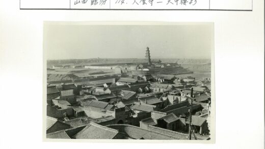 宝塔与贫瘠土地的城市鸟瞰.jpg