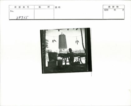 宝塔前孩童挂装饰.jpg