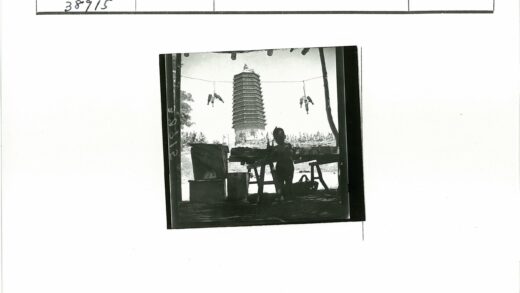 宝塔前孩童挂装饰.jpg