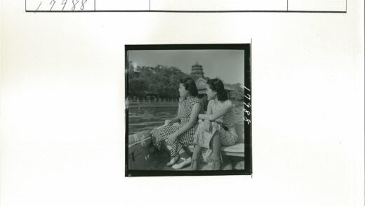 宝塔前木船上的两位女子.jpg