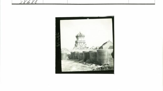 宝塔前陶罐与土路景观.jpg
