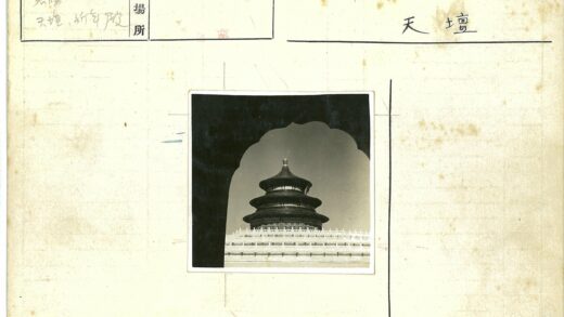 宝塔式建筑拱门晴空.jpg
